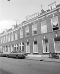 881240 Gezicht op de huizen Javastraat 18 (rechts) en 16 te Utrecht.